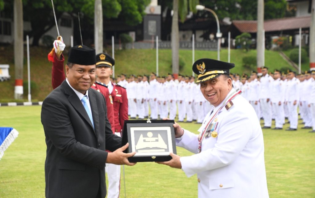 TERIMA: Bupati Minahasa Robby Dondokambey saat menerima penghargaan dari Rektor IPDN Halilul Khairi di Kampus IPDN, Jatinangor Jawa Barat, Kamis (5/3/2026).