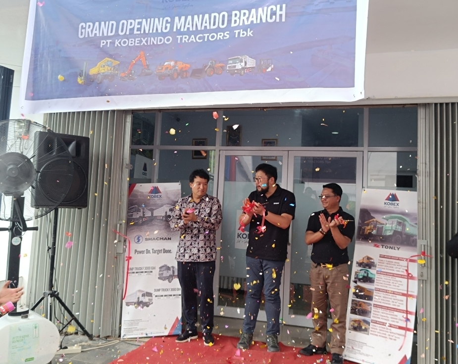Direktur Utama PT Kobexindo Tractors Tbk Andry B Limawan, Direktur Kobexindo Wiwit Hadi Suwito dan Direktur Utama PT HD Hyundai Infracore Asia Hee Woong Shin saat meresmikan kantor cabang Kobexindo