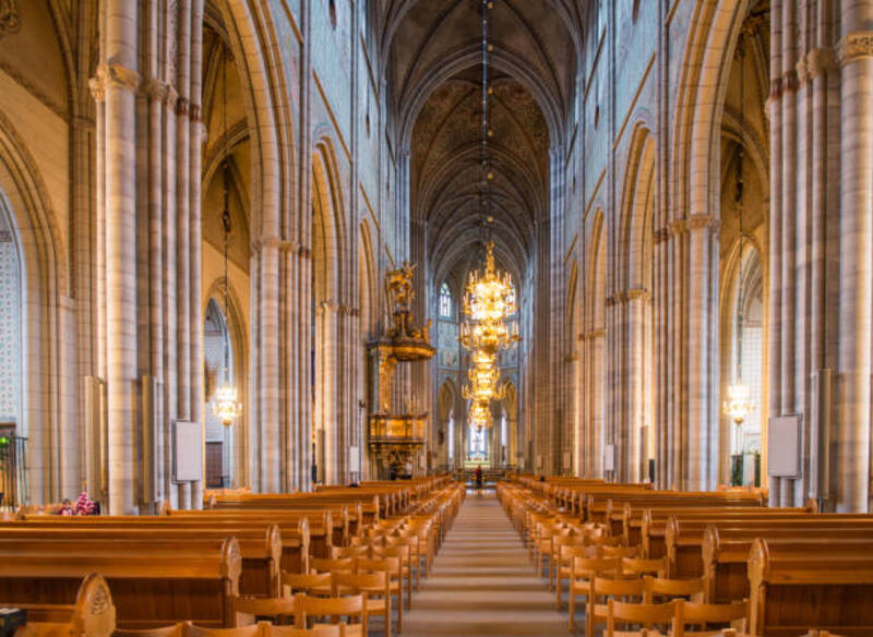 Den stora Uppsala Domkyrka &auml;r Svenska kyrkans rikshelgedom med en fantastisk vacker insida. Kyrkans b&ouml;rjade uppf&ouml;ras p&aring; 1270-talet och stod f&auml;rdig 1435. H&auml;r finna m&aring;nga k&auml;nda personer begravda som Gustav Vasa, Joh