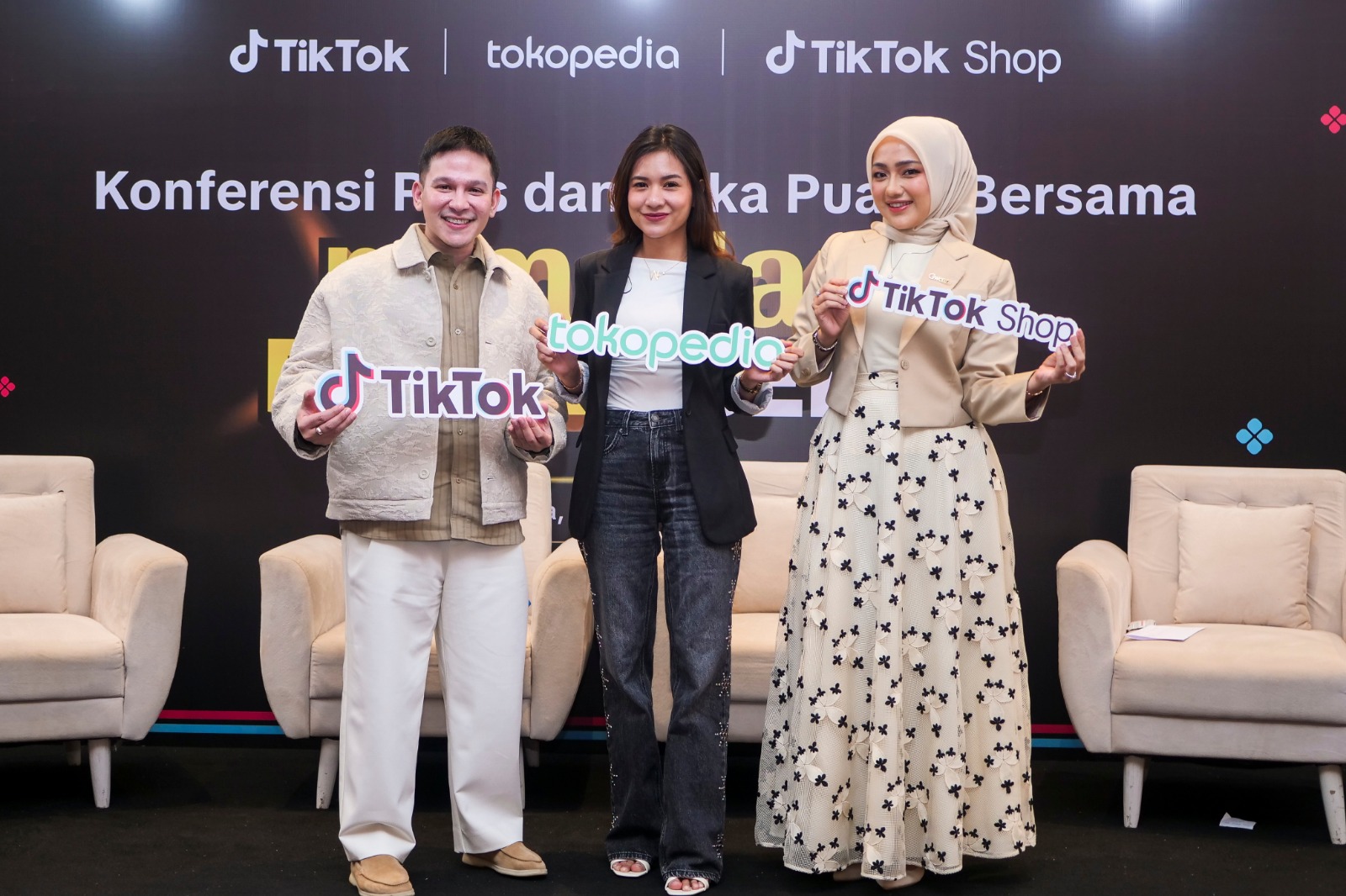 Jordi Onsu (kiri), Nila Wulandari, founder Mukena Wisanggeni (tengah), dan Deby Lianti, founder Gwenza (kanan) di acara buka puasa bersama awak media.