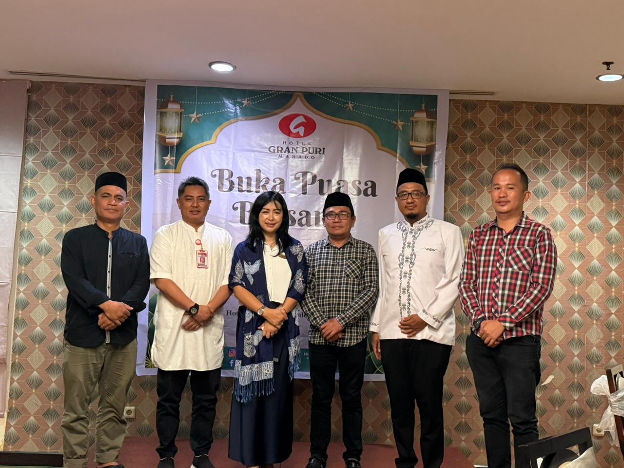 Direktor of Sales Gran Puri Manado Ilona Emod bersama para mitra di sela acara buka puasa bersama Jumat (5/3).