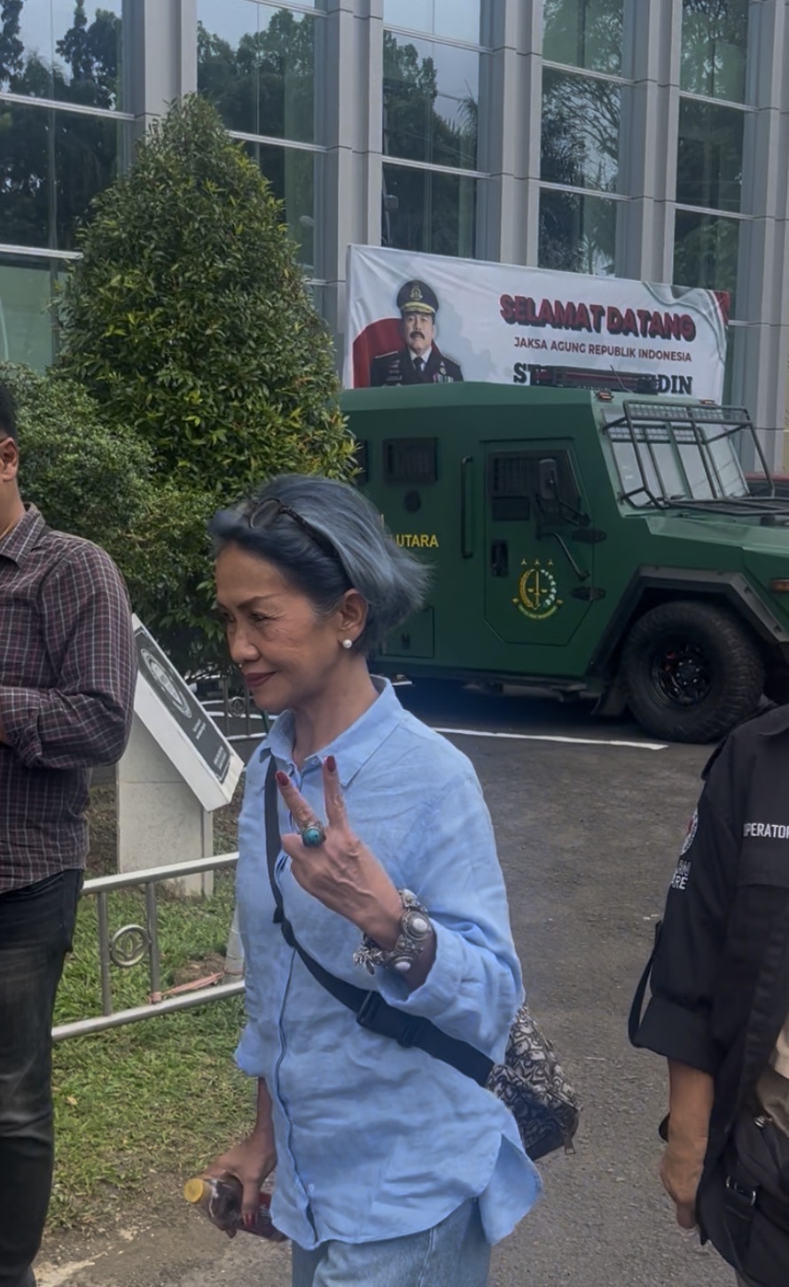 Kedatangan tersangka kasus dugaan pencemaran nama baik, Henny Soetrisno, di Kantor Kejaksaan Tinggi Sulawesi Utara, Kamis (5/3/2026)