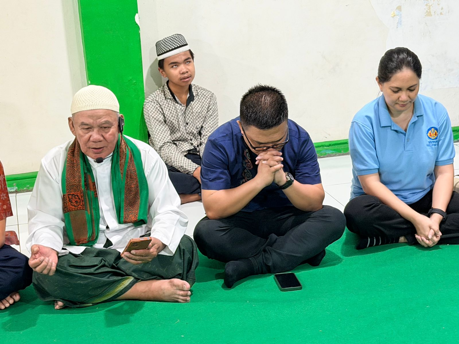 Imam Masjid Al Mustaqim Pineleng Dua Sidik Hamadi bersama Pastor Paroki Pineleng Pst Maxi Manewus, Pr dan Ketua WKRI Cabang Pineleng Leyliane Makarawung saat buka puasa bersama