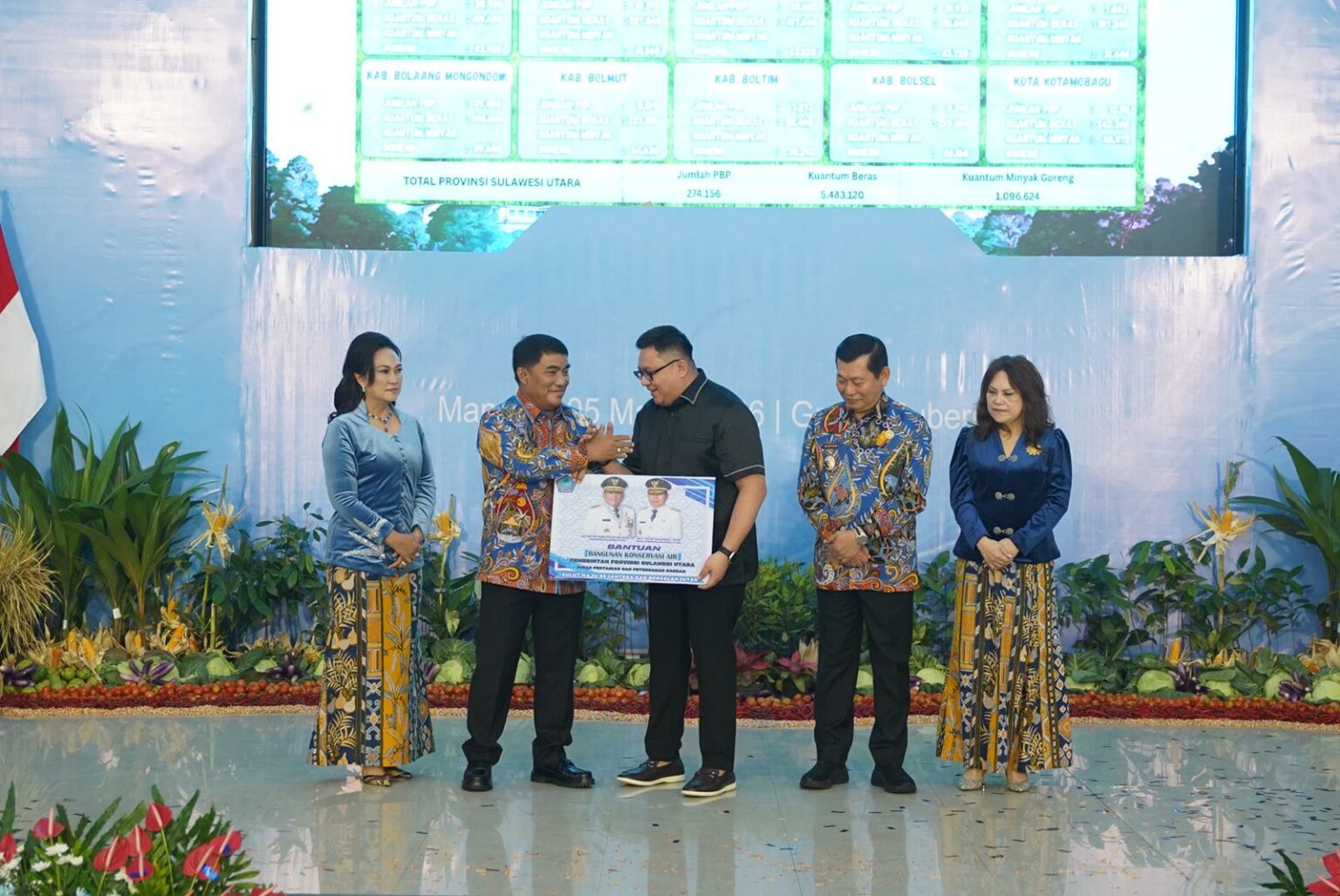 Wakil Bupati Minahasa Utara, Kevin William Lotulung  saat menerima bantuan secara simbolis dari Gubernur Sulut Yulius Selvanus didampingi Wagub Victor Mailangkay 