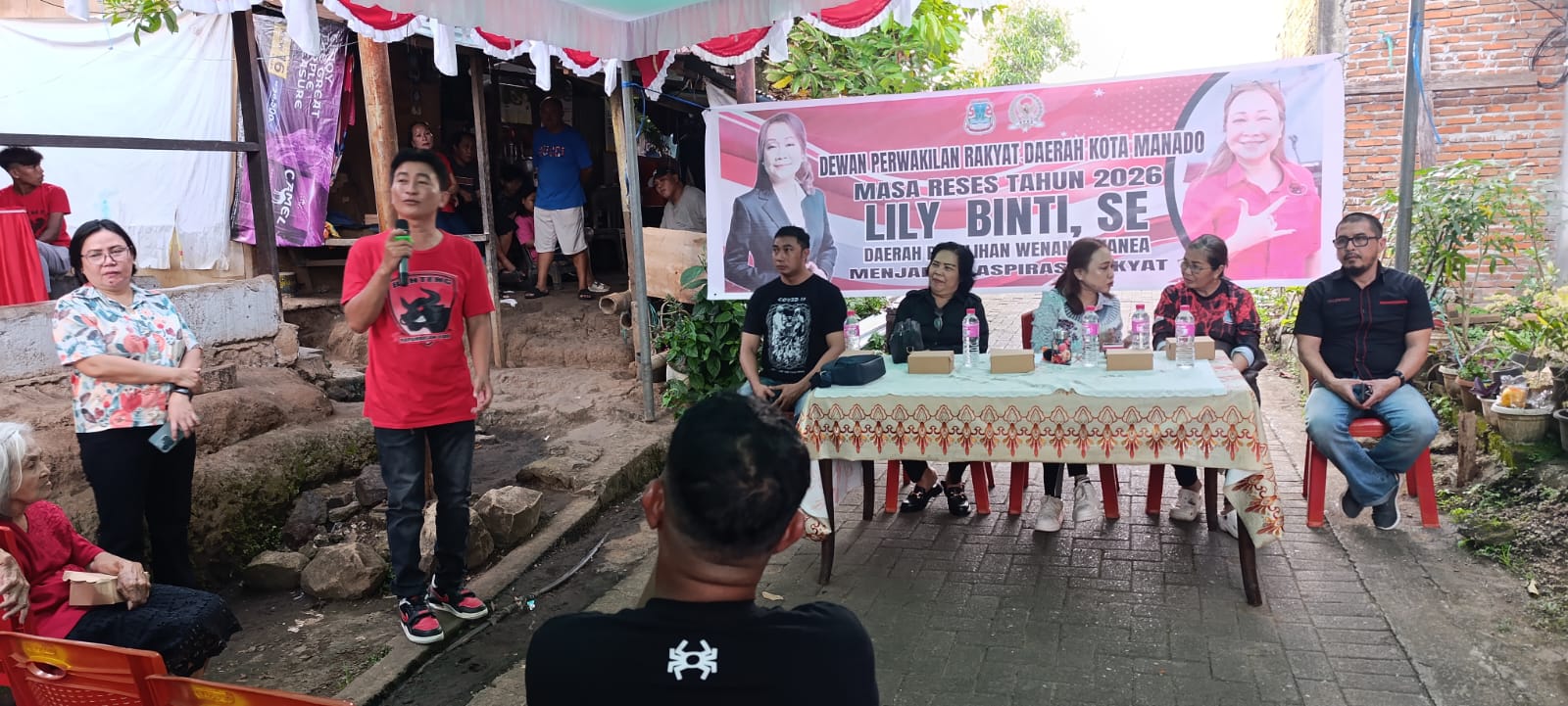 Masyarakat Lingkungan 4, Kelurahan Karombasan ketika menyampaikan aspirasi dalam reses anggota DPRD, Jumat (6/3)