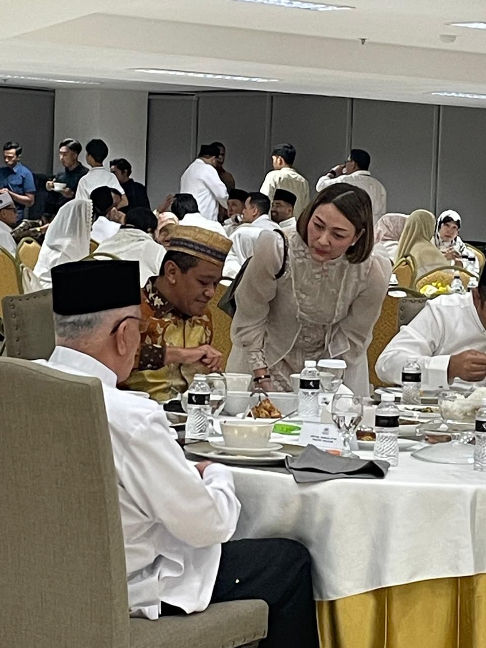 KEBERUNTUNGAN: Kedekatan antara Michaela Elsiana Paruntu dan Ketum Bahlil Lahadalia memberikan kesempatan bagi DPD Partai Golkar Sulut lebih maju