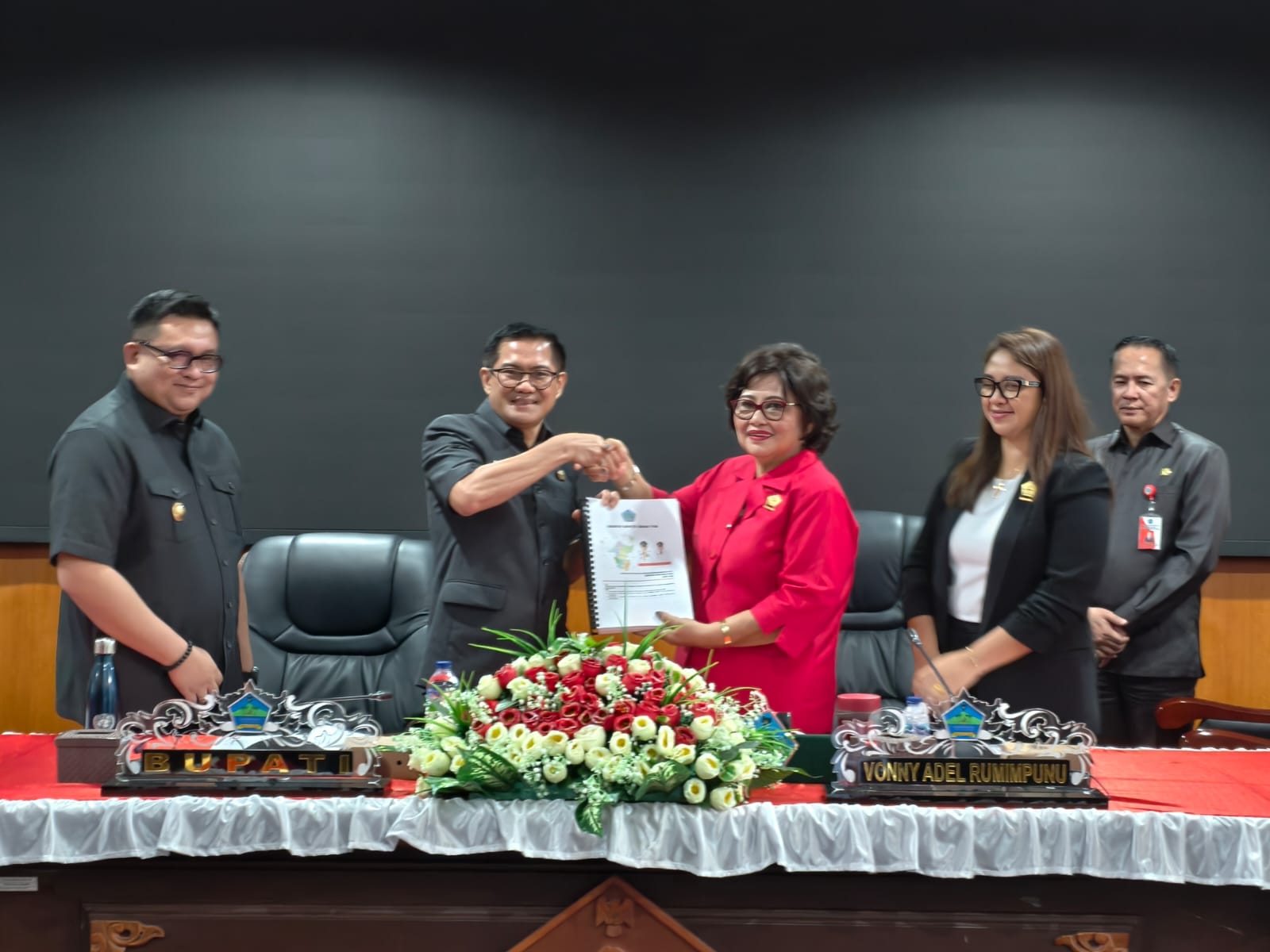 Bupati Minahasa Utara Joune Ganda didampingi Wabup Kevin Lotulung saat menyerahkan Dokumen LKPJ Tahun Anggaran 2025 ke DPRD Minut.  
