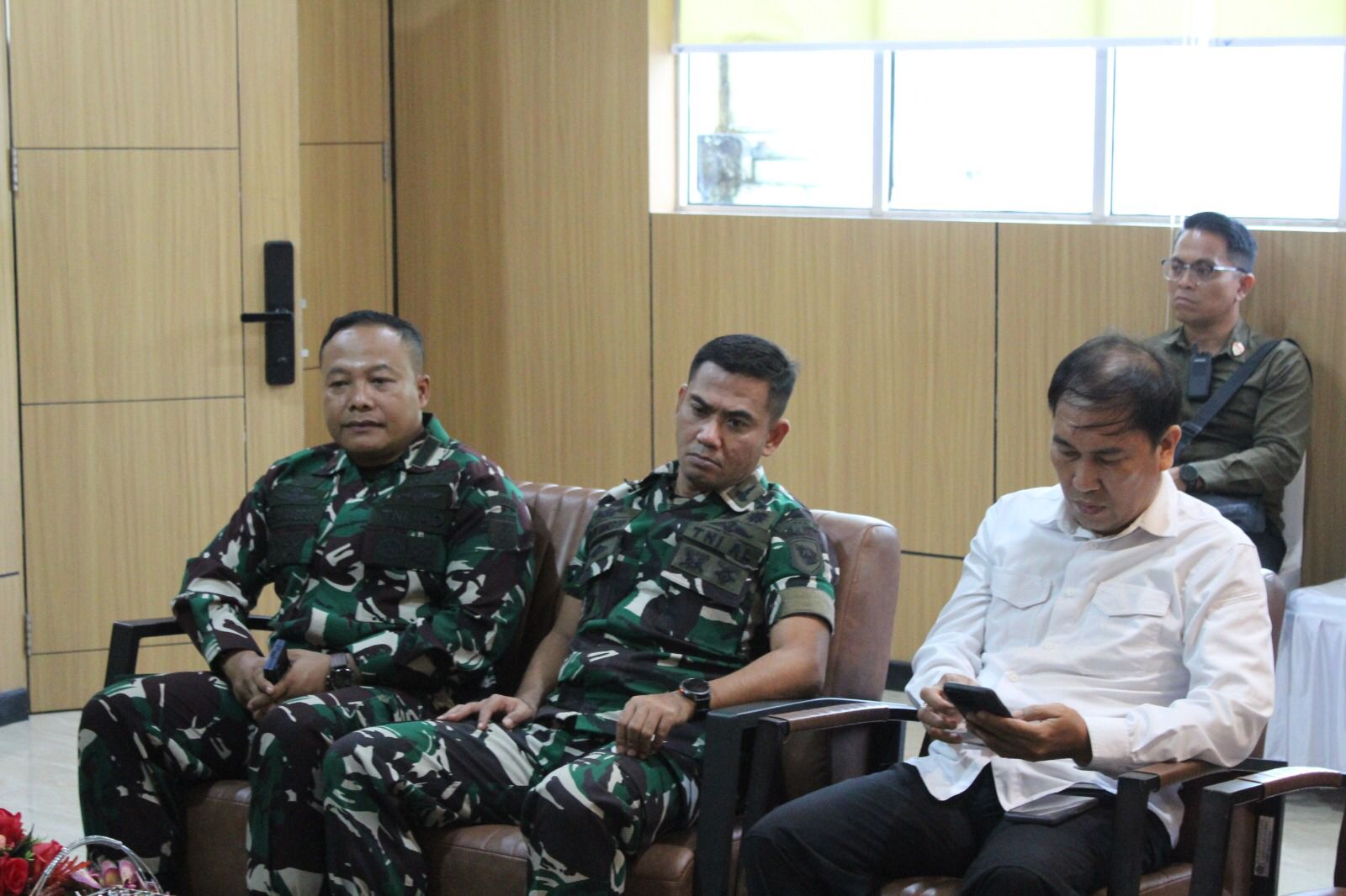 Dandim 1310/Bitung Letkol Inf Dewa Made DJ bersama Forkopimda mengikuti rapat koordinasi lintas sektoral.(Dok Istimewa)