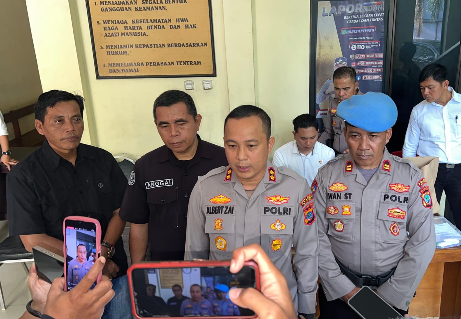 Kapolres Bitung AKBP Albert Zai SIK MH menyampaikan keterangan persnya perihal tawuran Empang-Sarikelapa di Polsek Maesa.(Dok Istimewa)