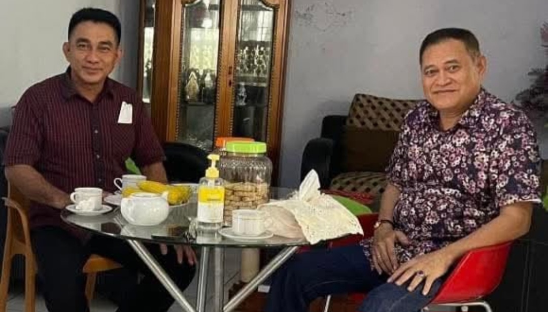 KENANGAN: Hironimus Rompas Makagansa (HRM) Bupati Kepulauan Sangihe periode 2011&ndash;2016 (kanan) bersama Ketua Pemuda Nusa Utara Dr Hendrik Manossoh (HM).