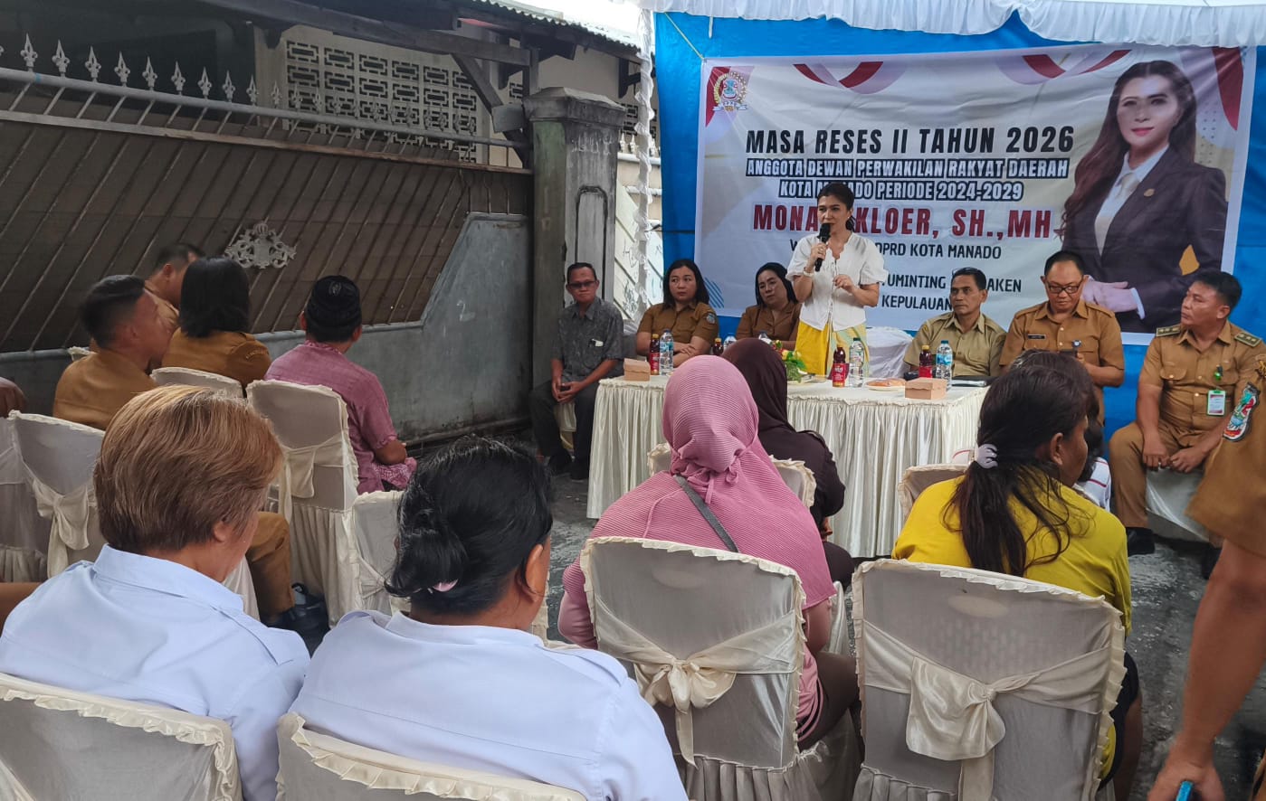 KAWAL: Wakil Ketua DPRD Kota Manado, Mona Kloer saat menerima aspirasi dalam kegiatan reses di Kelurahan Tumumpa Dua, Lingkungan 2, Senin (9/3).