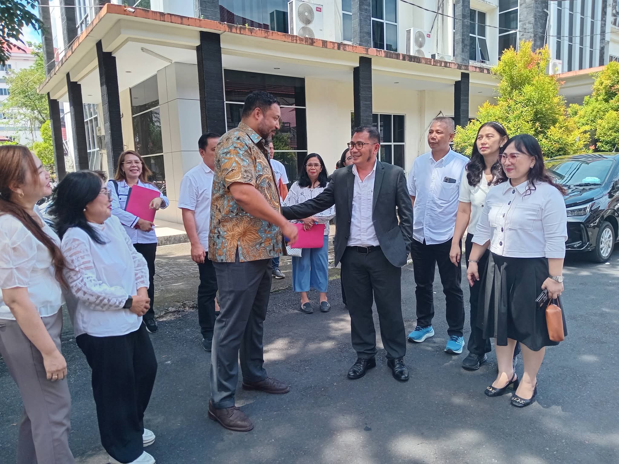 SAMBUT: Dekan Ferry Liando bersama jajaran saat menyambut kunjungan Deputi Politik dan Ekonomi Konsulat Jendral AS Mr Luther Gove.