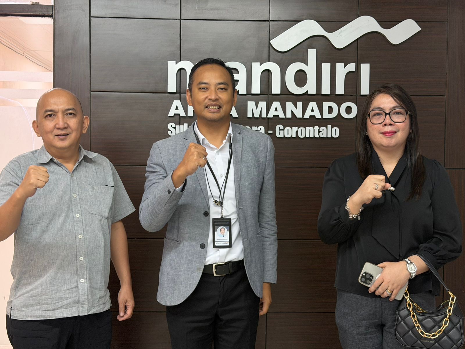 Vice President Area Head SulutGo Rd Darojat Wirabuana bersama Dirut Manado Post Marlon Sumaraw dan Direktur Keuangan Marlin Tamauka