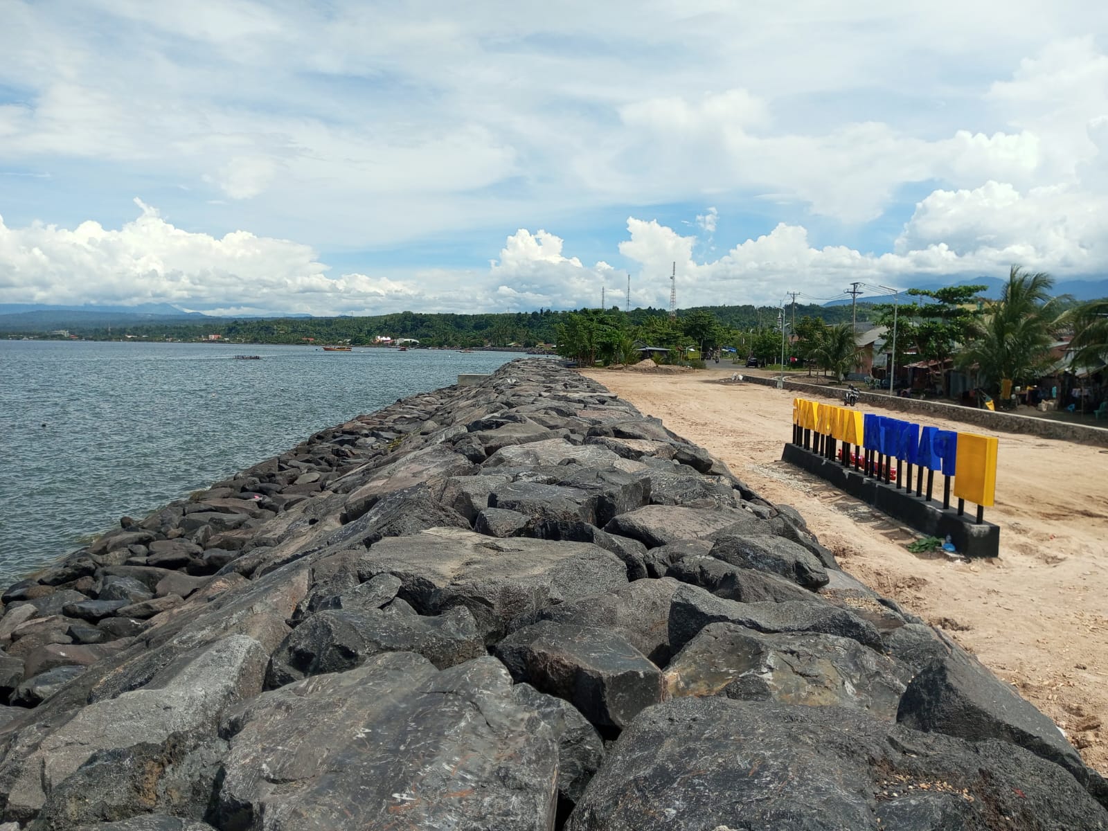 Proyek pembangunan pengaman pantai di Kelurahan Ranoyapo, Kecamatan Amurang, Minsel kini mulai memberi manfaat nyata bagi masyarakat setempat.
