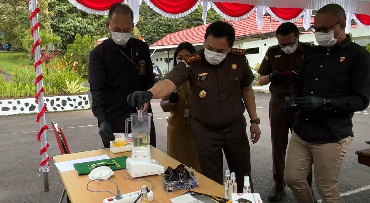 Kepala Kejaksaan Negeri Minahasa Utara, Lingga Nuarie bersama personil saat melakukan pemusnahan barang bukti yang telah berkekuatan hukum tetap.