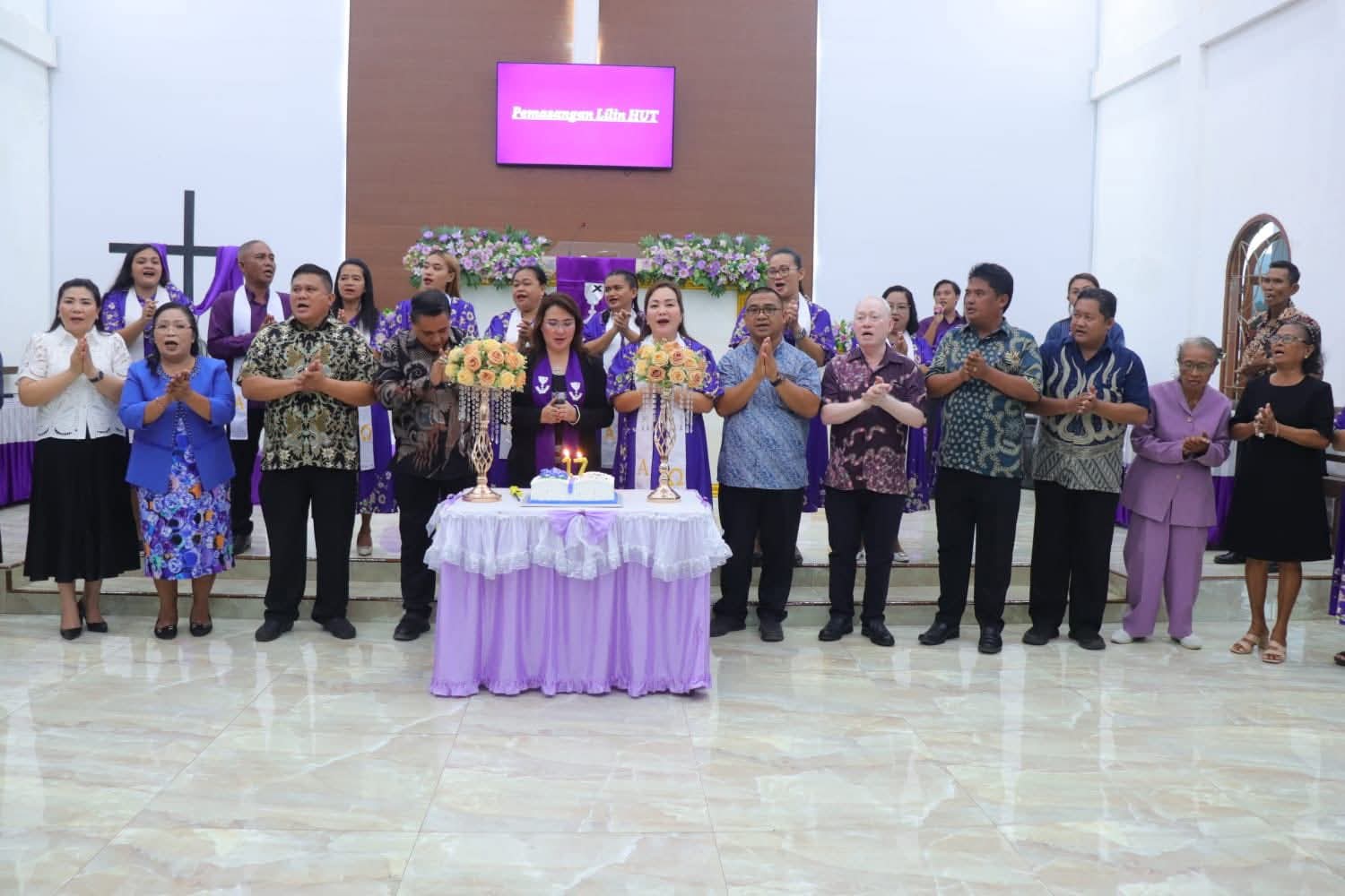 BERSYUKUR: Ibadah Hari Ulang Tahun ke-17 Jemaat GMIM Bukit Pengharapan Paceda, Wilayah Bitung Sembilan, yang dipimpin Khadim Diaken Windy Lucas AMa, Bendahara BPMS GMIM.