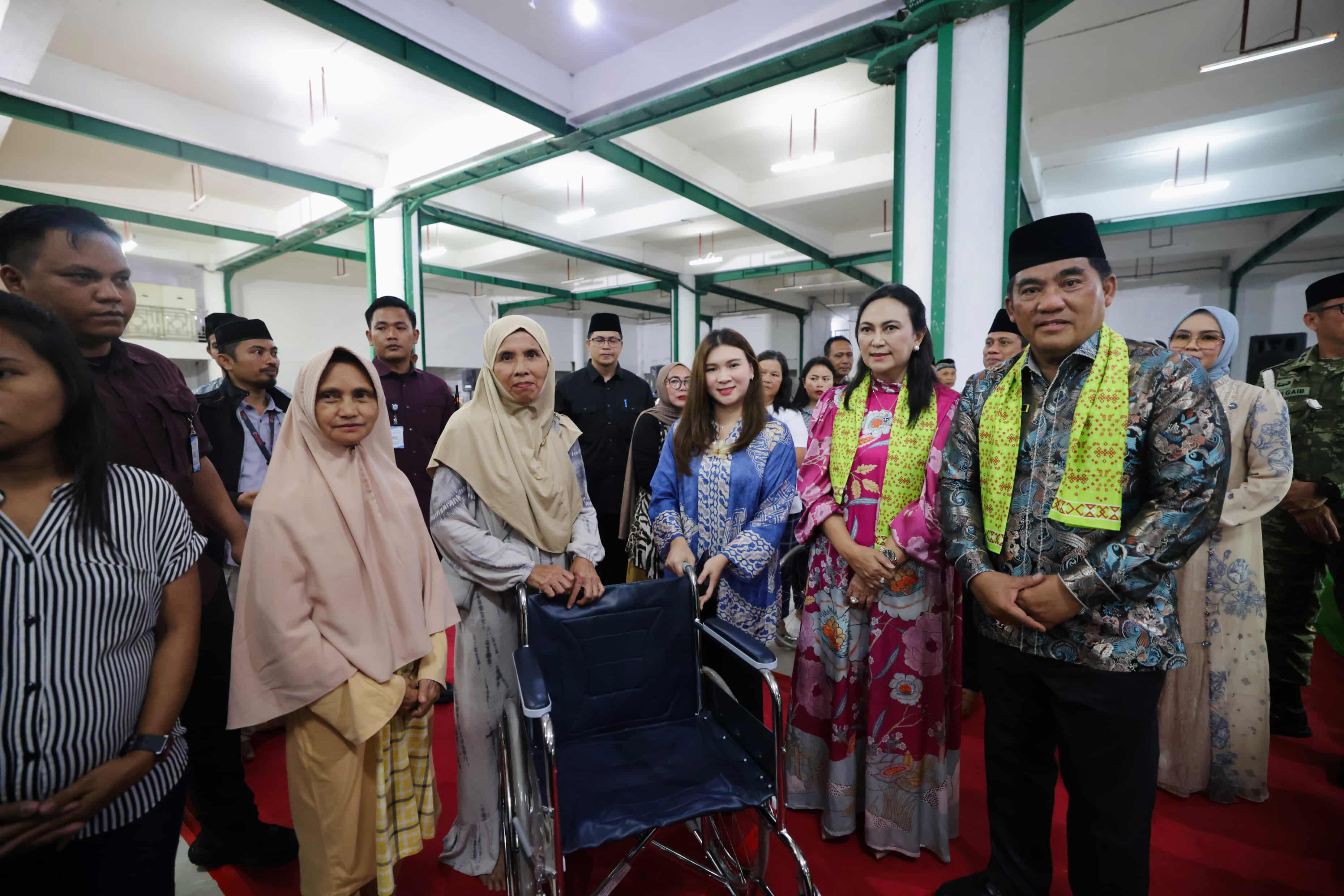 PEDULI: Anggota DPRD Sulut Dhea Eucharisty Lumenta berbagi bantuan kursi roda dan tongkat yang juga disaksikan Gubernur Yulius Selvanus dan Ketua TP-PKK Sulut Ny Anik Yulius Selvanus.