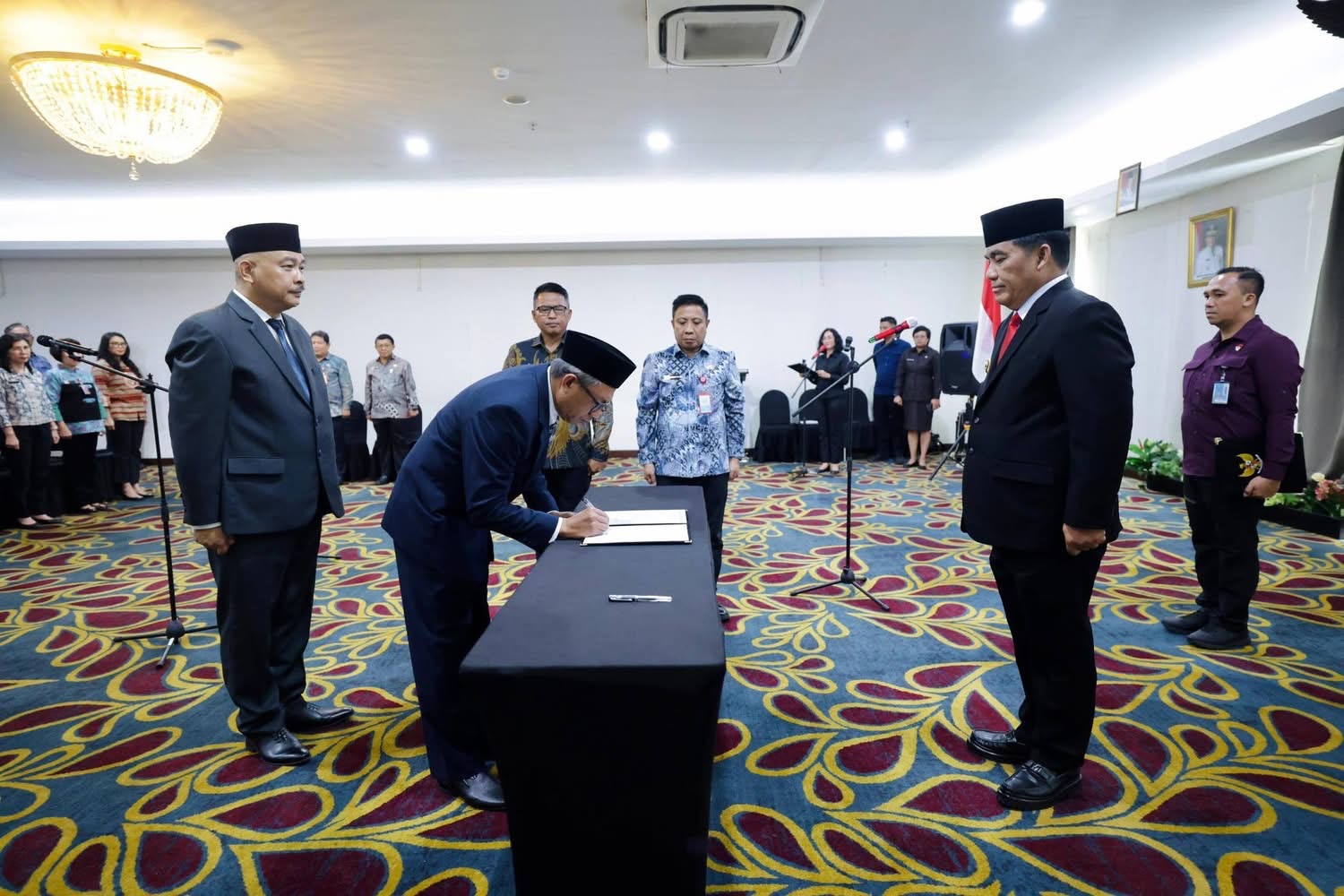 Pelantikan dua kepala dinas oleh Gubernur Yulius Selvanus di Kotamobagu. 