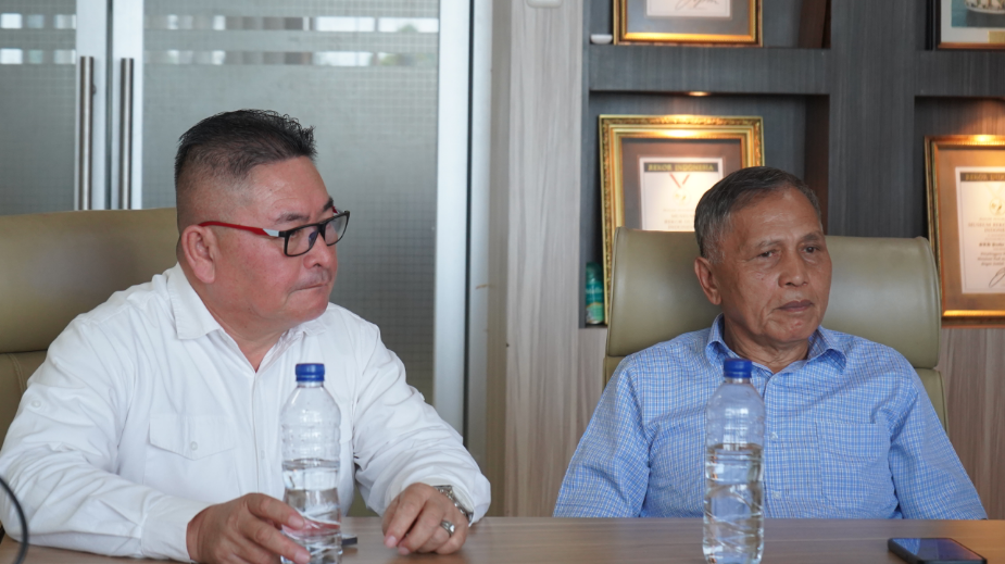 Ketua Dekopinda Tomohon Johni Kreysen bersama Wakil Ketua Dekopinda Tomohon Pdt Dr Laurens Paat saat FGD di Grha Pena Manado Post. 