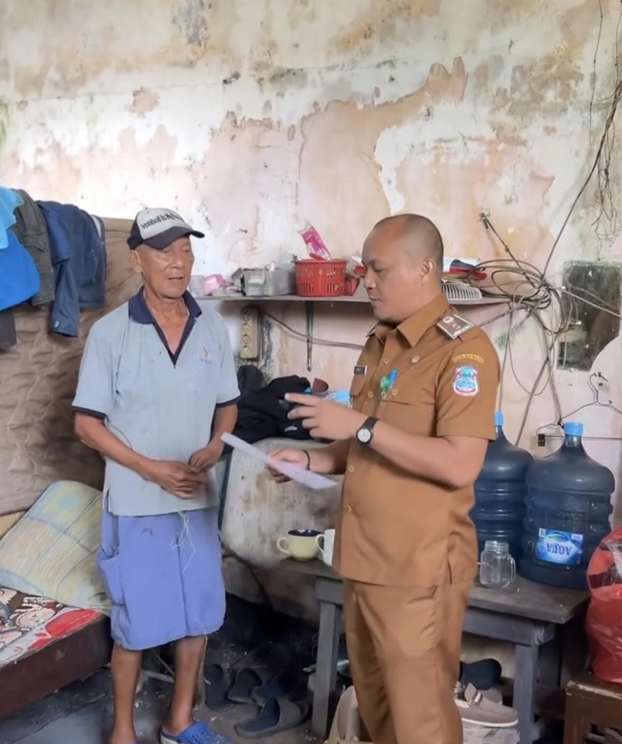 Kondisi seorang pria paru baya yang hanya numpang tinggal di garasi milik orang lain saat dikunjungi Pemerintah Kelurahan Batukota untuk dilakukan pendataan, Selasa (10/3).