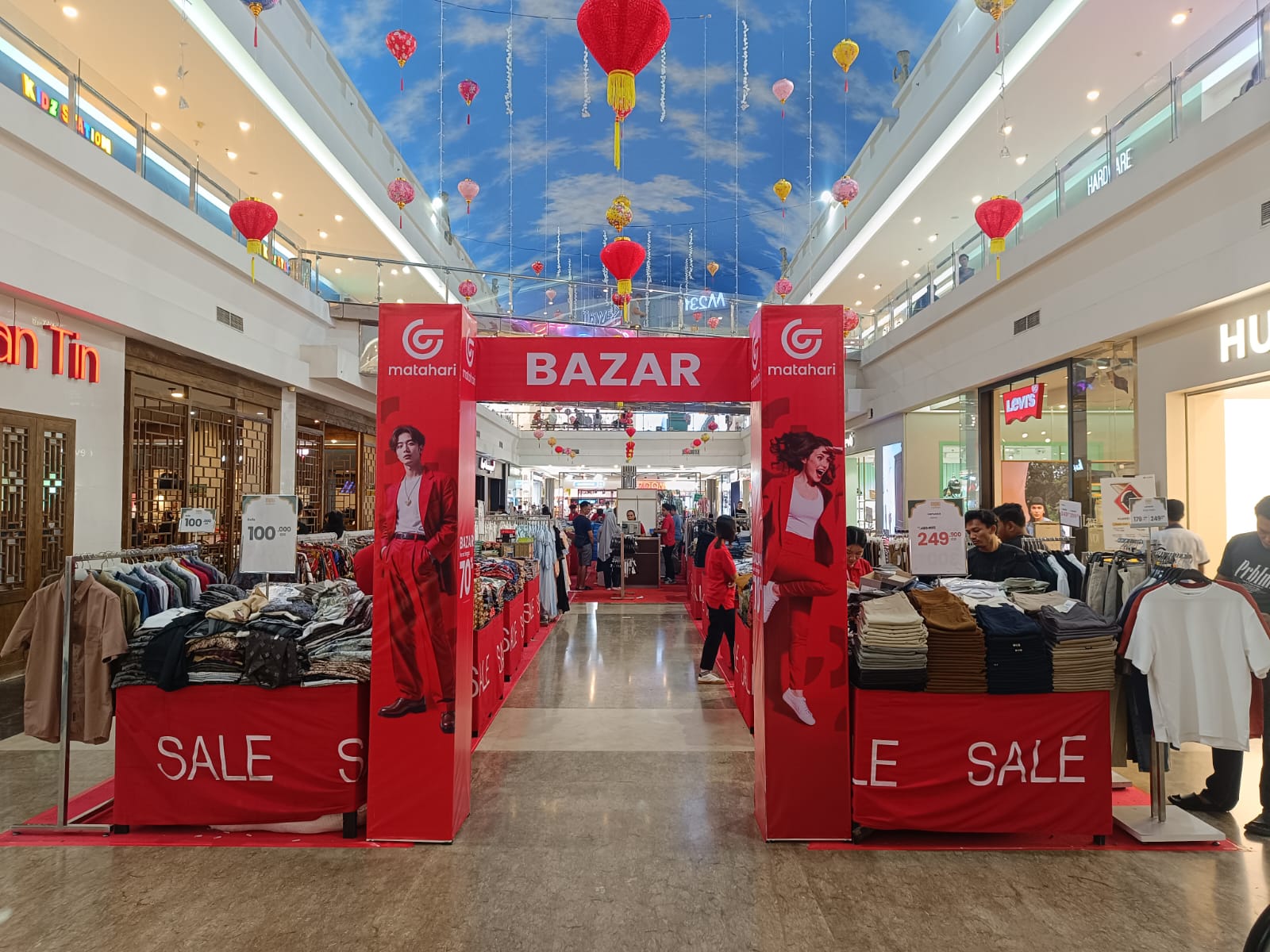 Bazaar Ramadhan yang dipersembahkan Matahari di atrium Mantos 2