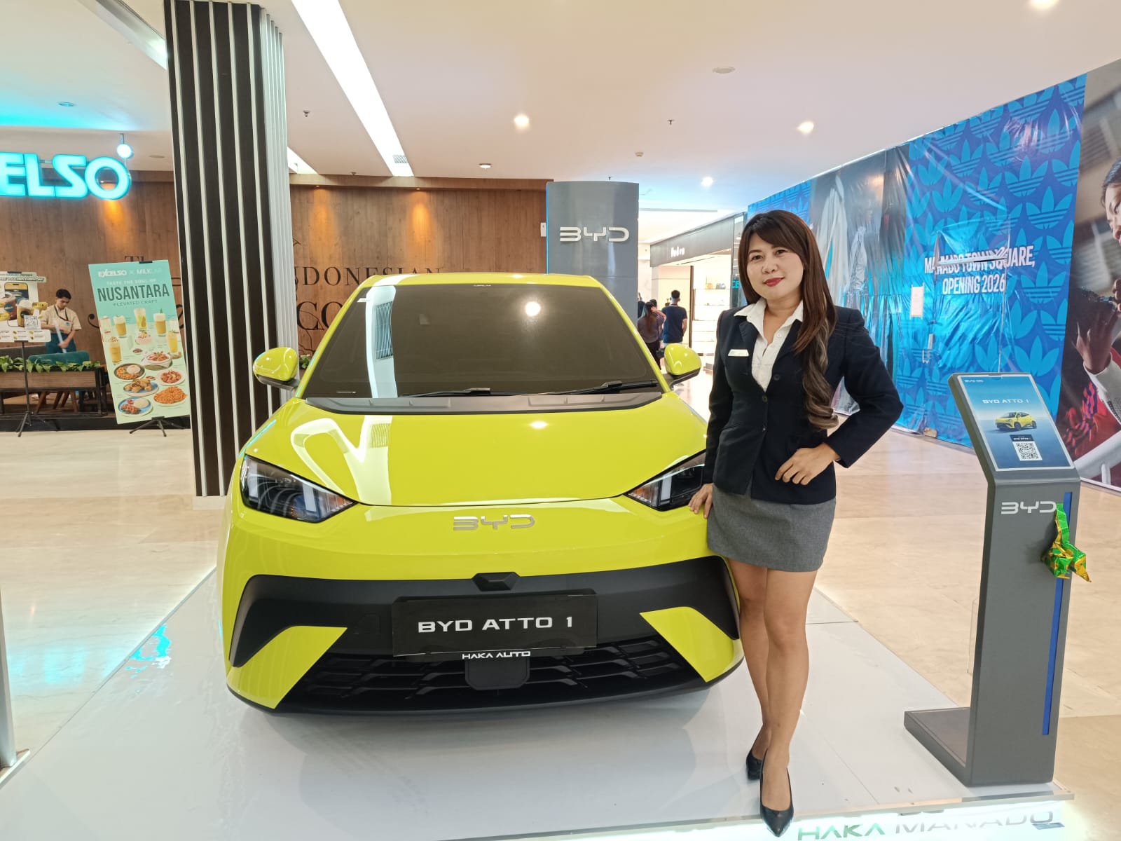 Mobil dari BYD di atrium Mantos 3