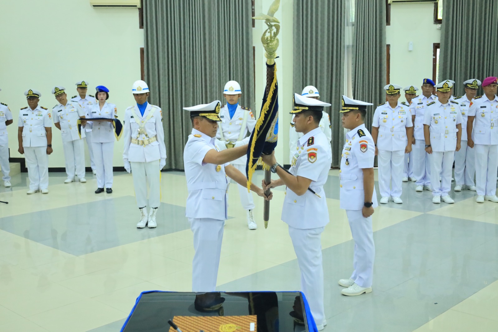 Dankodaeral VIII Laksda TNI Dery Triesnanto Suhendi, S.E., M.Tr.Opsla diwakili Wadan Kodaeral, pimpin sertijab yang berlangsung di Grha Yos Soedarso Mako Kodaeral VIII, Selasa (10/3). 