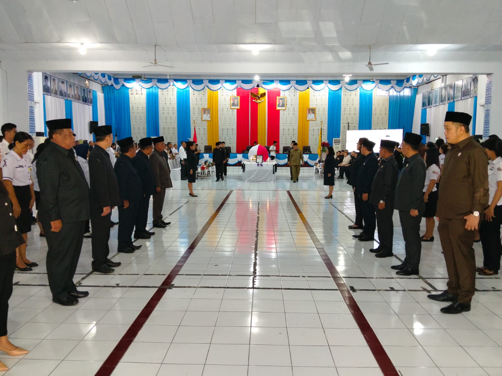 PENGHORMATAN: Jenazah almarhum Hironimus Rompas Makagansa disemayamkan di Kantor DPRD Kabupaten Kepulauan Sangihe, Rabu (11/03/26).