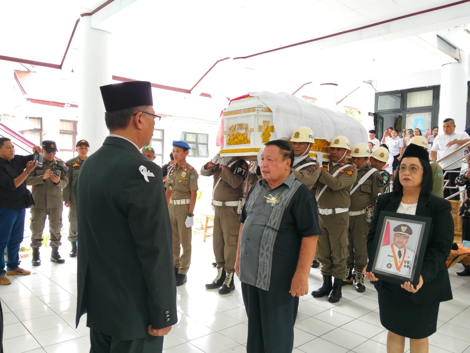 DUKACITA MENDALAM: Peti Jenazah almarhum HR Makagansa saat berada di Kantor Bupati Sangihe, Rabu (11/03/26).