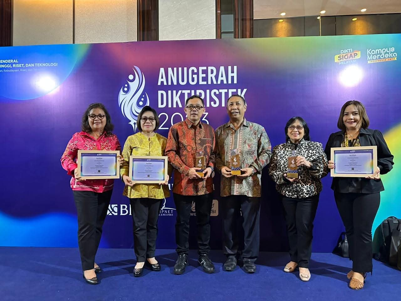 BANJIR PRESTASI: Unsrat berhasil meraih penghargaan terbaik dalam beberapa kategori kerja sama perguruan tinggi, 2023.