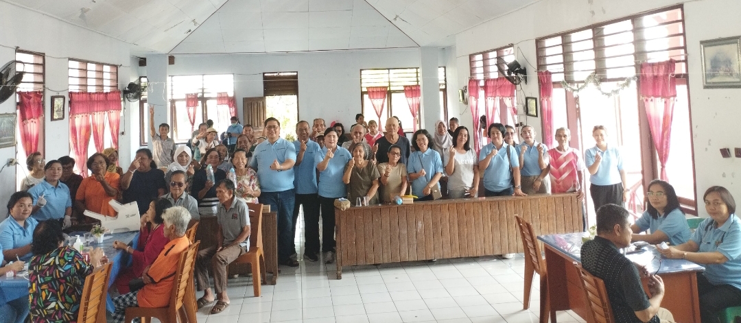 Direktur RSUD Tipe B Provinsi Sulawesi Utara dr Lidya Tulus memimpin lansung pelaksanaan bakti sosial di Panti Werdha Senja Cerah Manado