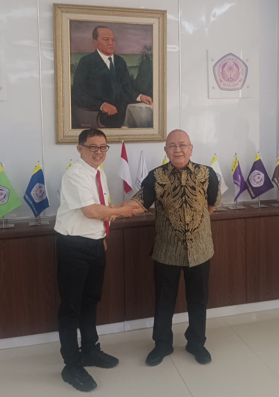 Ketua Majelis Keluarga Besar Permesta Philip Pantouw bersama Rektor Unsrat Prof Berti Sompie 