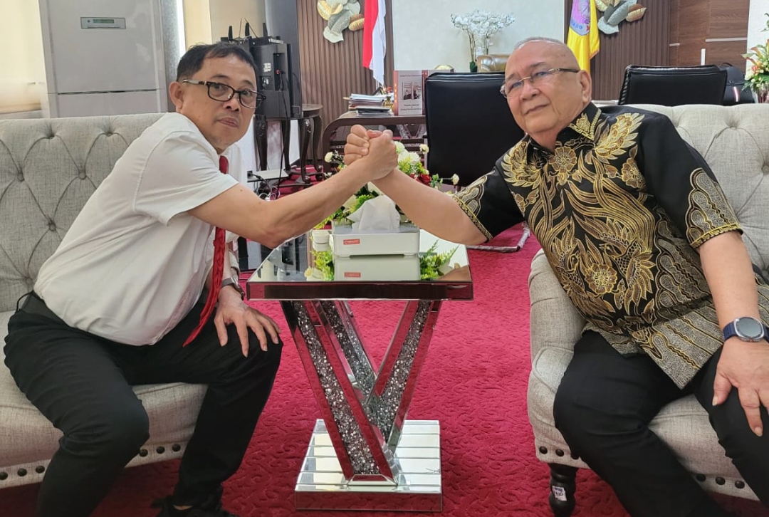 Rektor Unsrat Prof Dr Ir Oktovian Berty A. Sompie MEng, IPU, ASEANEng  saat menerima Ketua Majelis Keluarga Besar Permesta Philip Pantouw 