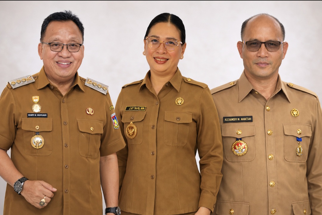 Bupati Robby Dondokambey, Wakil Bupati Vanda Sarundajang dan Kadis PMD Alexander Mamesah