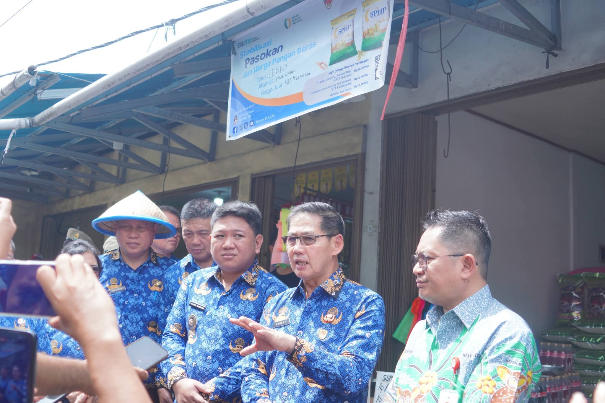 Hengky Honandar dan Randito Maringka memimpin kegiatan sidak Pemkot Bitung di Pasar Girian.(Dok Istimewa)
