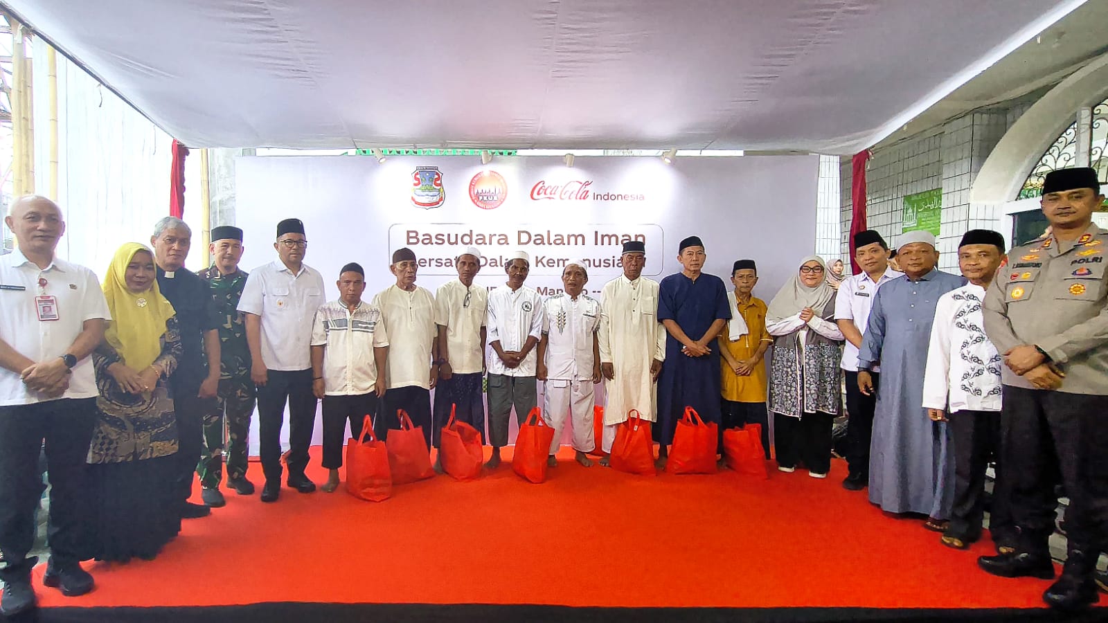 Wawali Manado Richard Sualang bersama jajara lainnya dalam kegiatan buka bersama FKUB dan Coca-cola, Rabu (11/4).