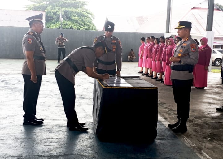 Kapolres Bitung AKBP Albert Zai memimpin upacara sertijab di Aspol Pinokalan.(Dok Istimewa)