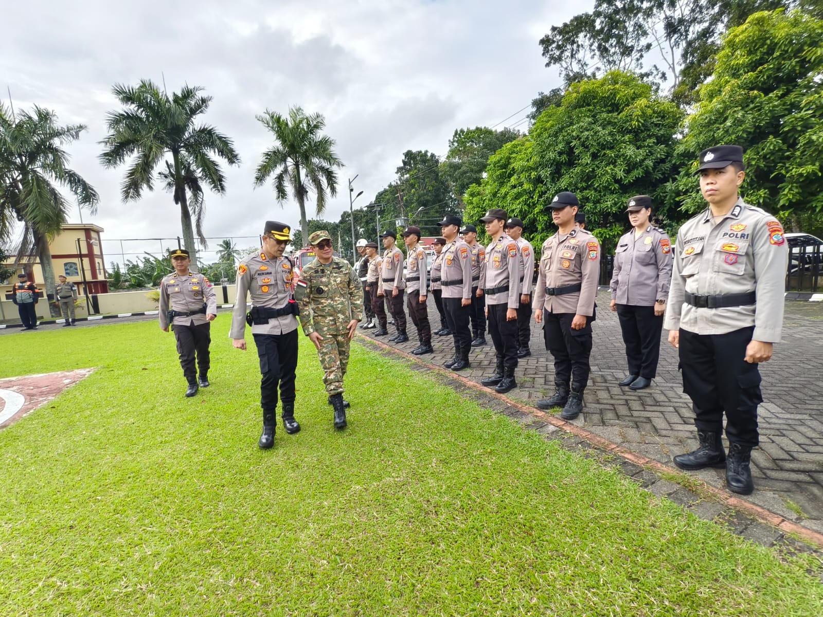 Gelar Pasukan-Bupati Minahasa Utara Joune Ganda bersama Kapolres Minut AKBP Auliya Rifqie  Djabar saat melakukan pengecekan pasukan.  