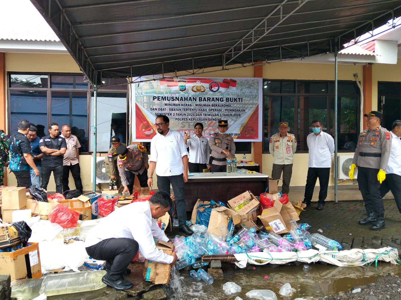 BARANG BUKTI: Pemusnahan Babuk Miras dan Obat terlarang di Halaman Polres Sangihe, Kamis (12/03/26).