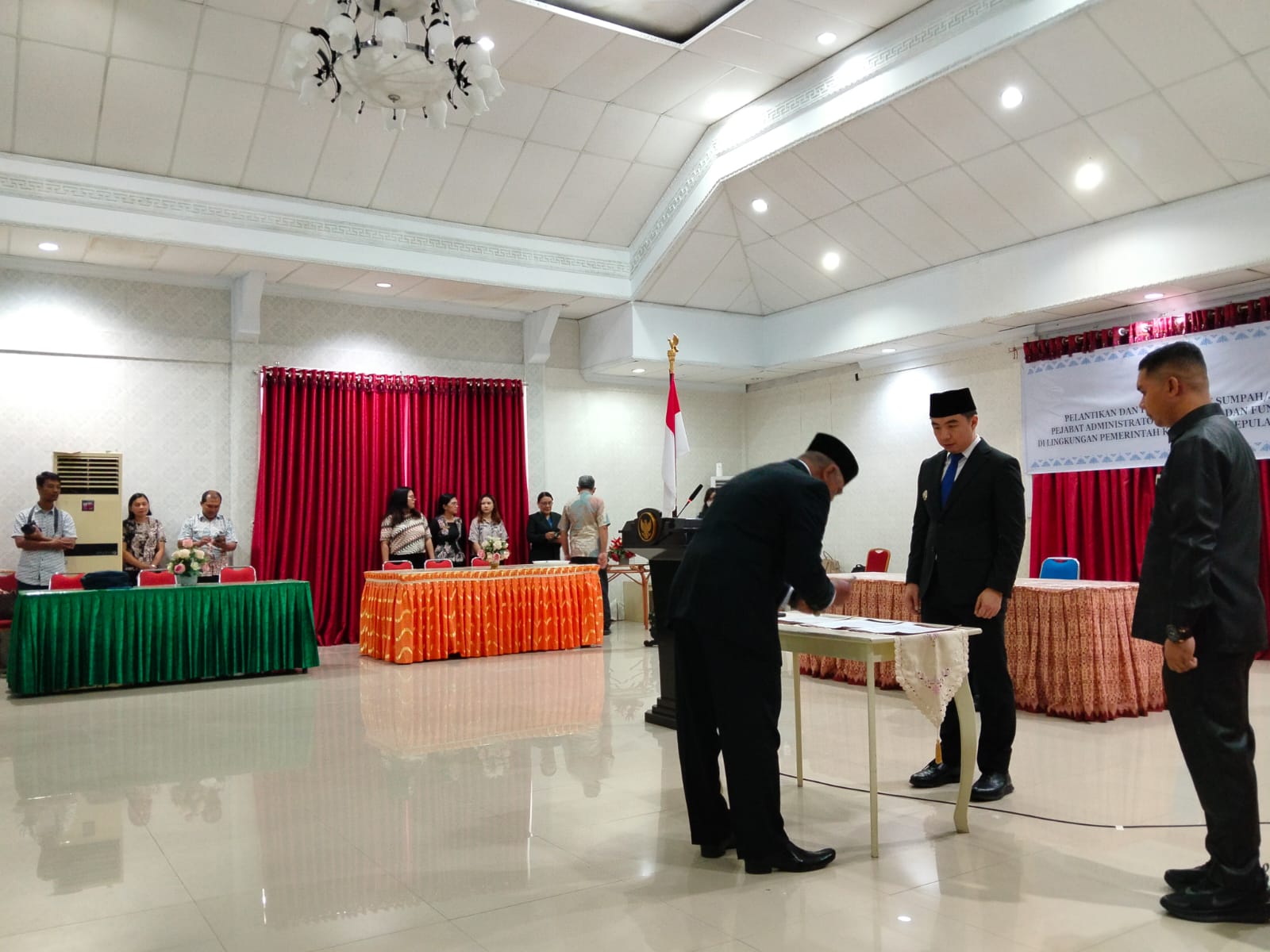 GOOD GOVERNANCE: Bupati Kepulauan Sangihe Michael Thungari SE MM melantik sejumlah pejabat administrator, pengawas dan pejabat fungsional di lingkungan Pemerintah Kabupaten Kepulauan Sangihe.