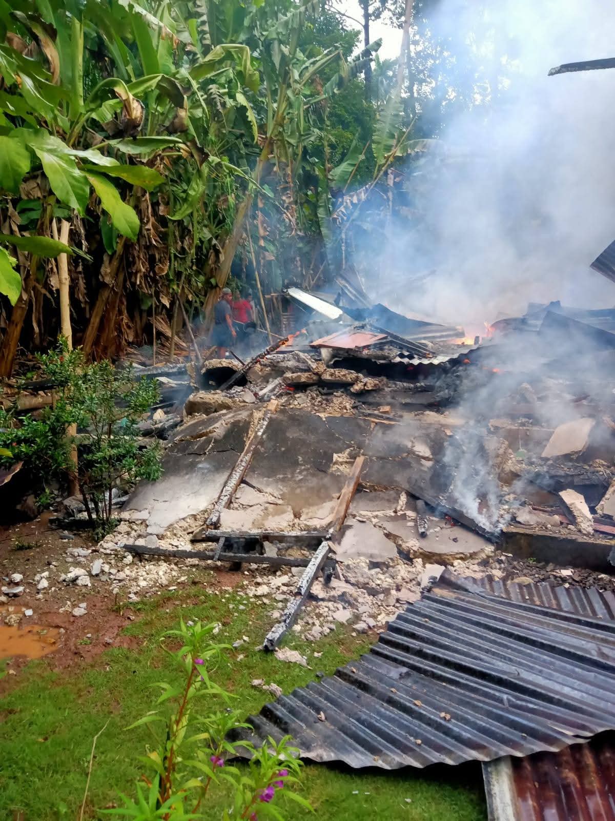 LUDES: Peristiwa kebakaran kembali terjadi di Kabupaten Kepulauan Sangihe. Satu unit rumah milik keluarga Manumpil&ndash;Sampingan di Kampung Batunderang dilaporkan hangus terbakar, Kamis (12/03/26).