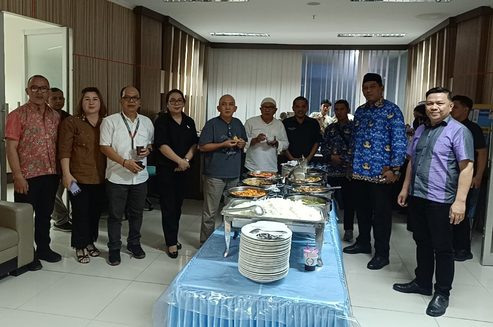 Suasana kekeluargaan di buka puasa bersama BP3MI, LPK Gambatte Mirai dan Manado Post di lantai 5 Grha Pena 