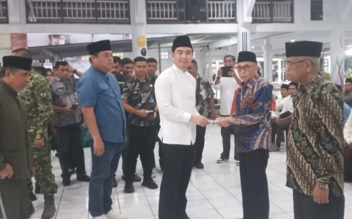 PEDULI: Bupati Michael Thungari (Kemeja Putih) bersama Wabup Tendris Bulahari (Kemeja Dongker) menyerahkan Dana Operasional kepada salah satu tokoh agama, Kamis (12/03/26).