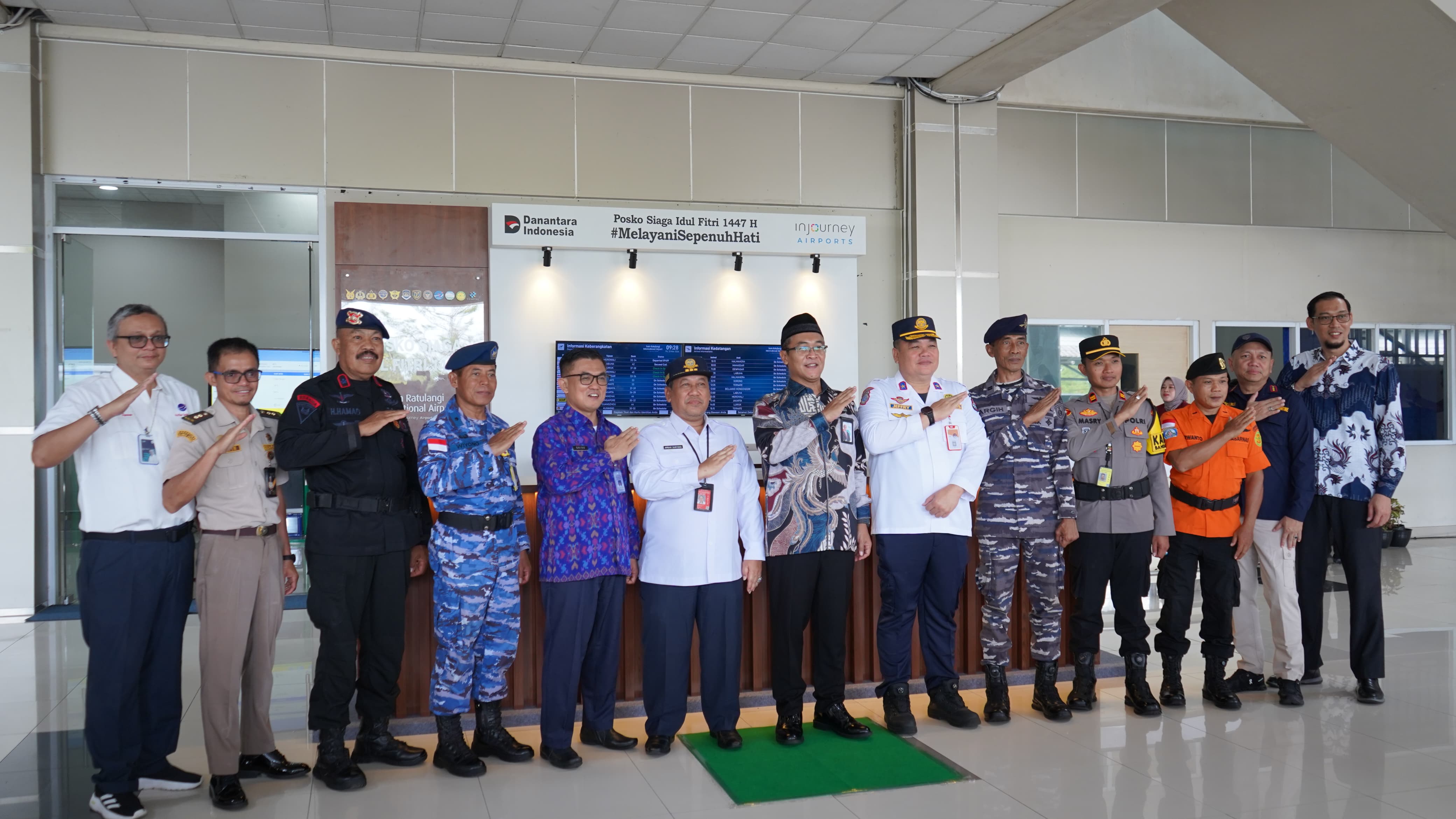General Manager Bandara Internasional Sam Ratulangi, Radityo Ari Purwoko bersama stakeholder terkait di sela pembukaan Posko Ramadhan, Jumat (14/3).