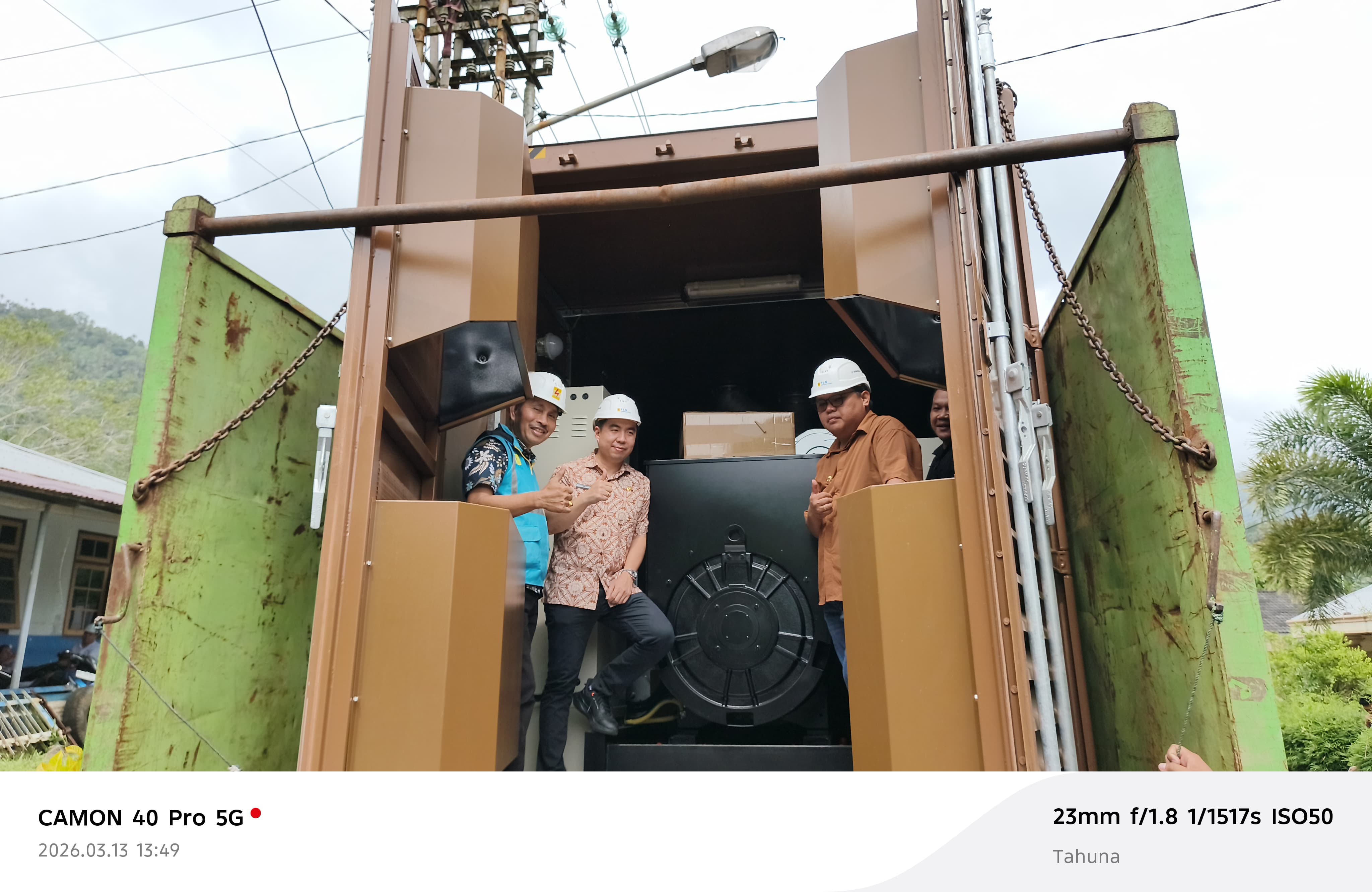 Bupati dan Wabup meninjau mesin pembangkit listrik yang baru saja tiba di PLTD Tahuna, Kelurahan Soa Taloara, Kecamatan Tahuna.