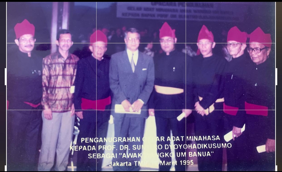Majelis Kebudayaan Minahasa foto bersama dengan Sudrajat Jiwandono (ke4 dari kiri) usai pemberian penghargaan kepada Prof Dr Sumitro Djojohadikusumo di TMII tahun 1995. Ronny Mongisidi no 2 dari kiri