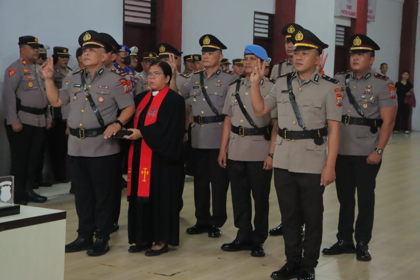 Sertijab-Polres Minut saat mengambil sumpah janji kepada pejabat utama yang di lantik tepatnya di Aula Tribrata Polres Minut.  