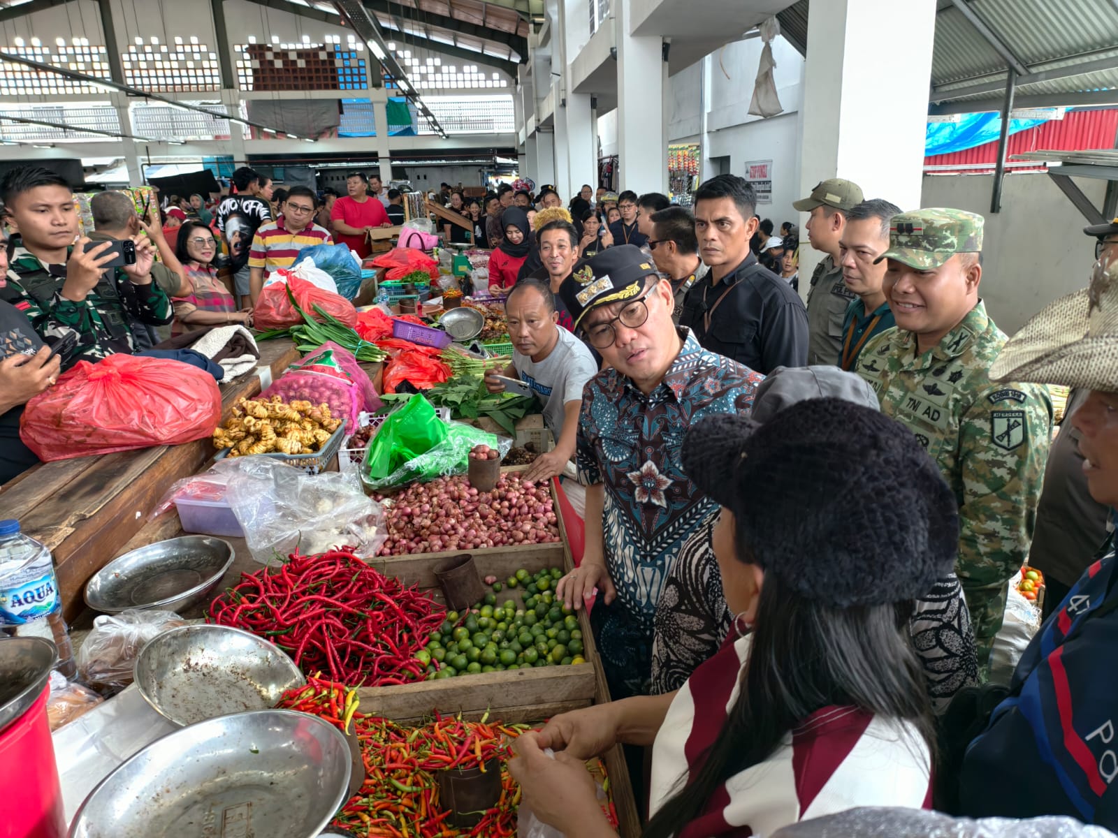 Turun Langsung- Bupati Minahasa Utara Joune Ganda bersama jajaran dan Forkopimda saat berdialog dengan pedagang dan masyarakat di Pasar Airmadidi.  