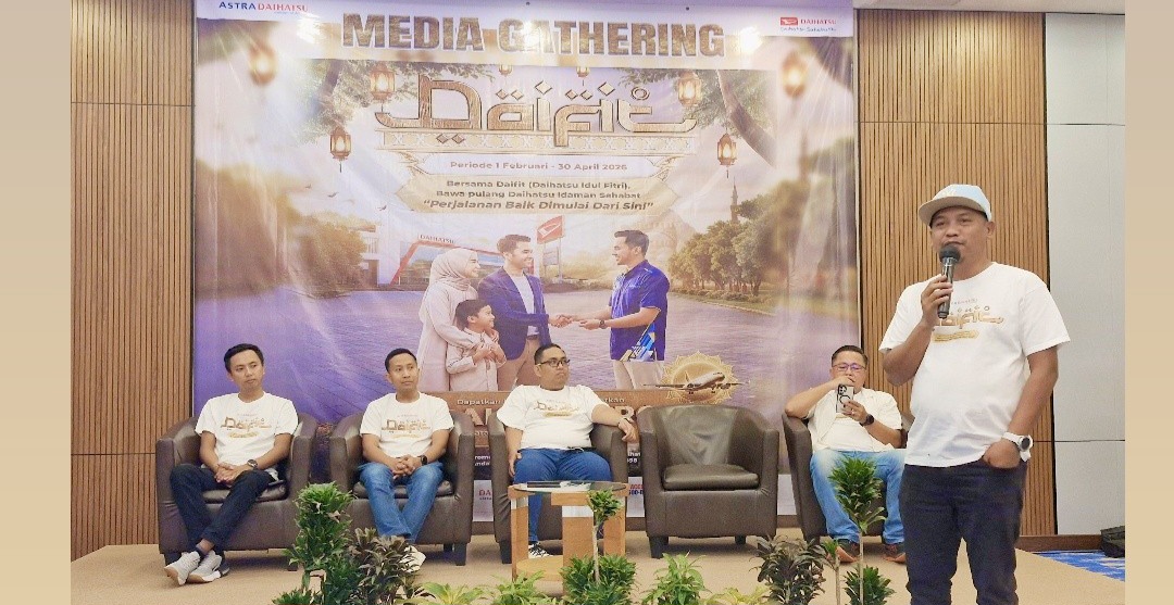Kepala Cabang DSO Boulevard Manado, Ari Sugih Artho saat menjelaskan program DAIFIT 2026, Jumat (13/3/2026).