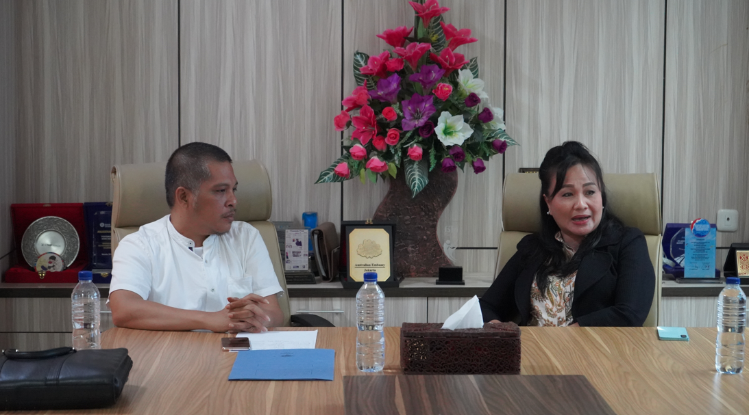 Pengurus KSSB, Ketua Ceilly Tumimomor, berdiskusi dalam FGD di Manado Post (13/3), membahas digitalisasi koperasi dan penguatan ekonomi lokal melalui pengembangan sistem dan layanan berbasis teknologi